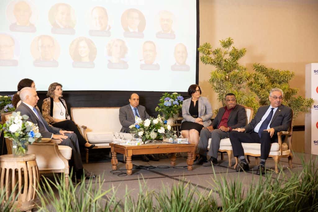 un-grupo-de-personas-sentadas-alrededor-de-una-mesa-144ed8b6.jpg